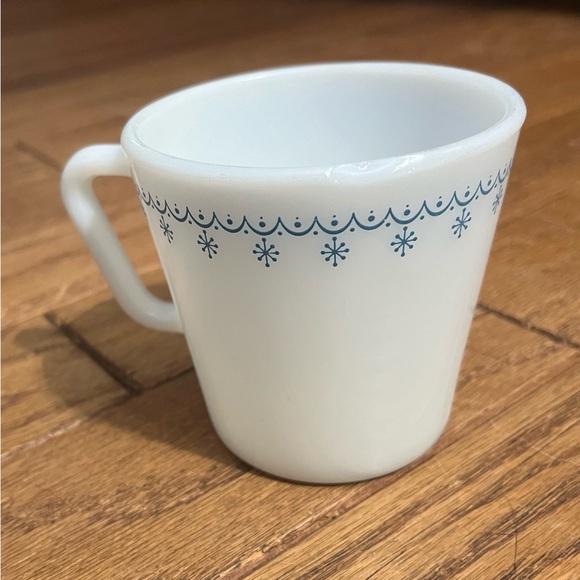 Vintage Pyrex Snowflake mug - Picture 2 of 6